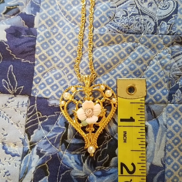AVON Victorian Style Heart Necklace. - Picture 8 of 8